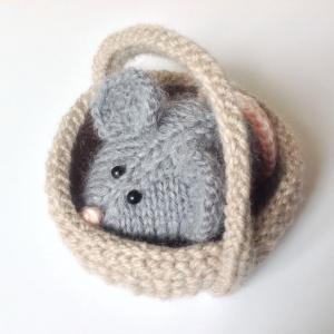 Squeaky Mouse In A Basket Toy Knitting Patterns