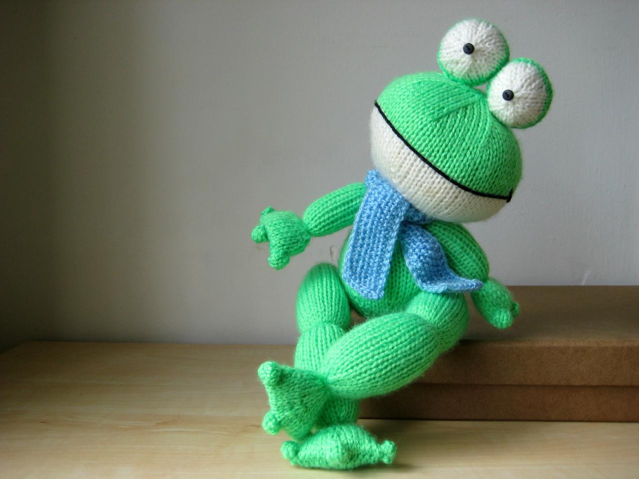 knitted frog plush